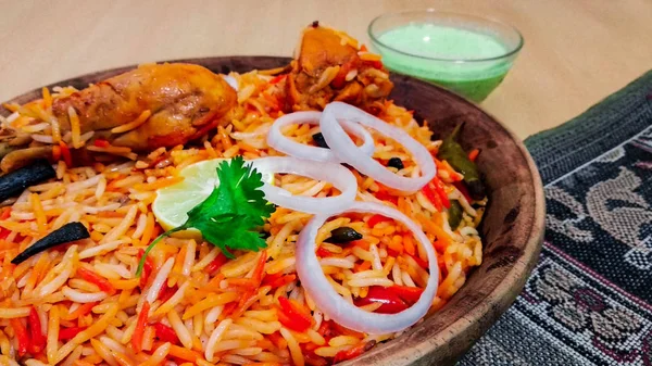 Délicieux Biryani Poulet Épicé Dans Bol Bois Sur Fond Traditionnel — Photo