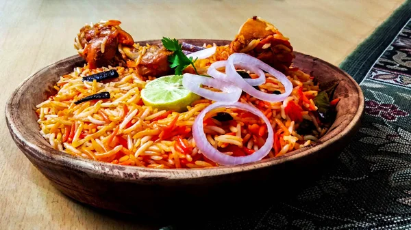 Délicieux Biryani Poulet Épicé Dans Bol Bois Sur Fond Traditionnel — Photo