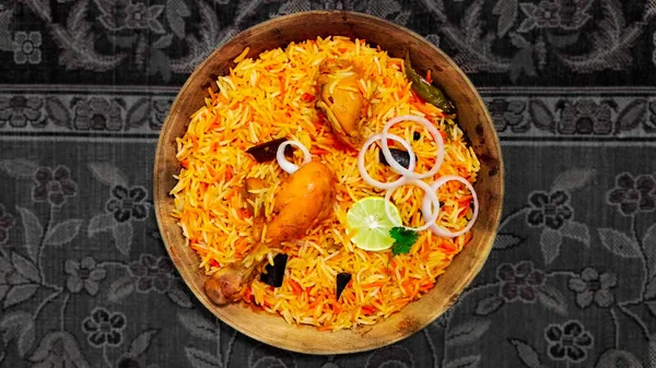 伝統的な背景 インドやパキスタンの食べ物に木製のボウルでおいしいスパイシーなチキンビリヤニ ロイヤリティフリーのストック写真
