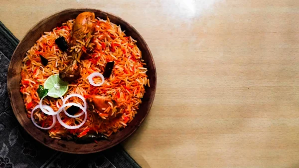 Délicieux Biryani Poulet Épicé Dans Bol Bois Sur Fond Traditionnel — Photo