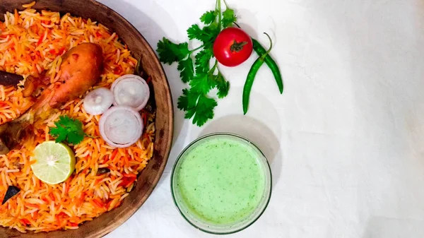 伝統的な背景 インドやパキスタンの食べ物に木製のボウルでおいしいスパイシーなチキンビリヤニ — ストック写真