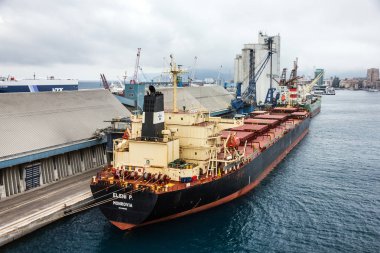 Kuru yük gemisi bulker Savona seaport, İtalya içinde doğal görünümünü
