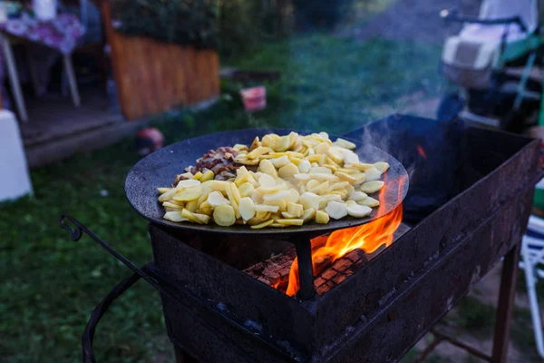 Fry Potatoes Open Fire Open Air — Stock Photo, Image