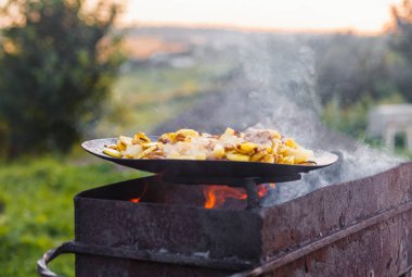 Açık havada açık ateş üzerinde Patates kızartma