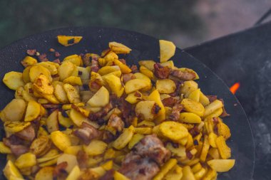 Açık havada açık ateş üzerinde Patates kızartma