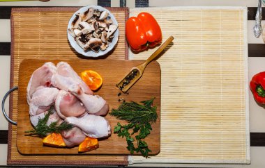 ham tavuk eti bir mutfak masa, sebze ve mutfak aksesuarları yalan Tarih