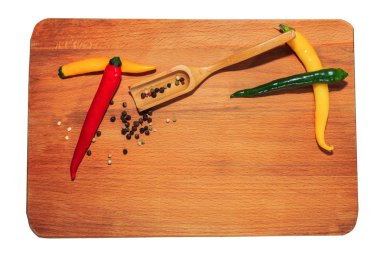 biber ve sarımsak boşaltmak ile dokulu ahşap tahta üzerinde yeşillikler içinde