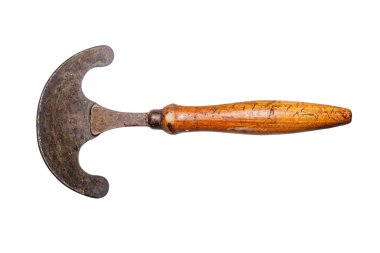 Kullanılan, vintage ahşap yalak, ahşap-çürüme mantar noktalar ile kırık. Eski ev eşyası. Beyaz izole.