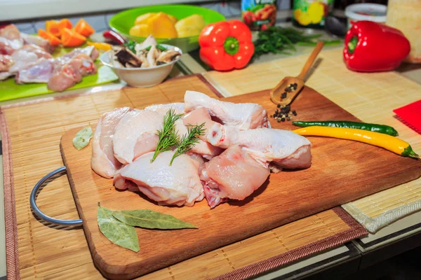 Crude Chicken Meat Kitchen Table Vegetables Kitchen Accessories Lie Nearby — Stock Photo, Image