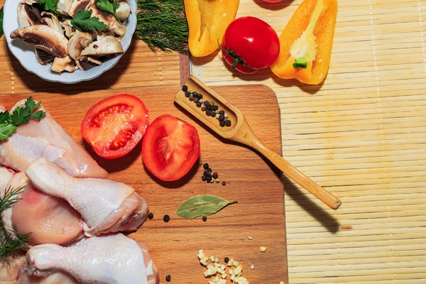 Carne Frango Crua Uma Mesa Cozinha Verduras Acessórios Cozinha Estão — Fotografia de Stock