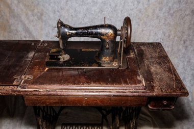 Antika dikiş makinesi Singer pedal disk ile