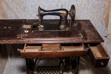 Antika dikiş makinesi Singer pedal disk ile
