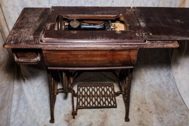 Antika dikiş makinesi Singer pedal disk ile