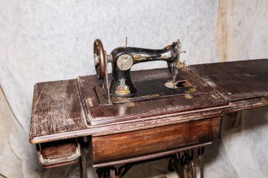 Antika dikiş makinesi Singer pedal disk ile