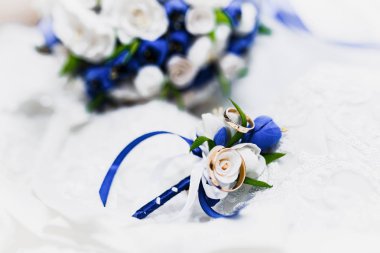 beyaz ve mavi gül gelin ve alyans altın bir buket