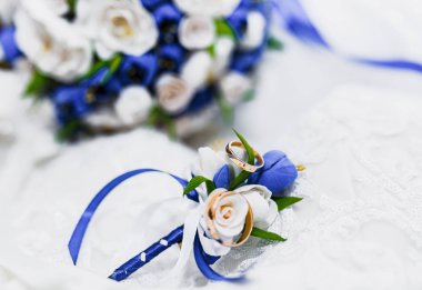 beyaz ve mavi gül gelin ve alyans altın bir buket