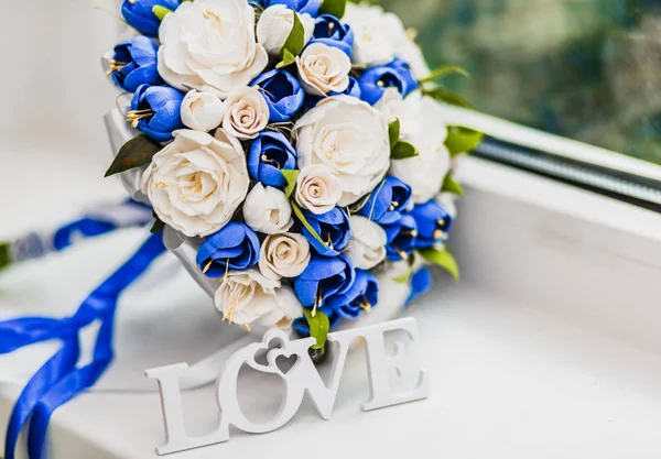 Kytice Nevěsty Modré Bílé Růže Snubní Prsteny Zlata — Stock fotografie