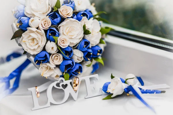 Kytice Nevěsty Modré Bílé Růže Snubní Prsteny Zlata — Stock fotografie