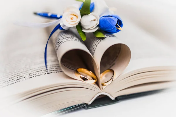 Buquê Noiva Rosas Brancas Azuis Alianças Casamento Ouro — Fotografia de Stock
