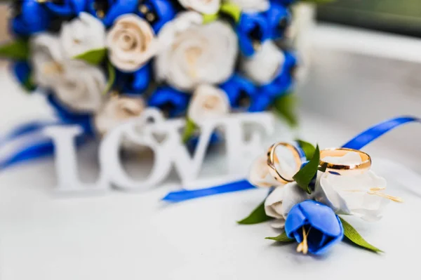 Buquê Noiva Rosas Brancas Azuis Alianças Casamento Ouro Imagens De Bancos De Imagens