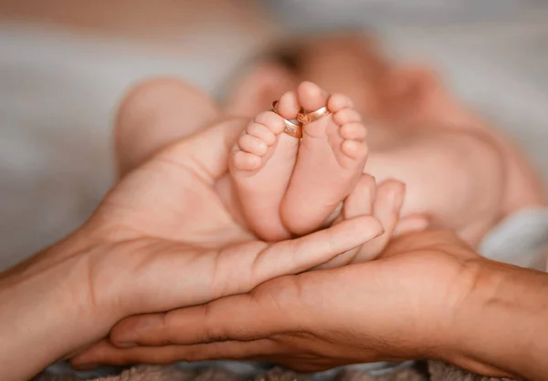 Close Pais Mãos Segurando Pés Bebê Recém Nascido Com Anéis Imagens De Bancos De Imagens Sem Royalties