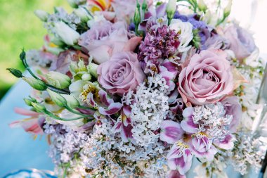 Gelin Buketi düğün beyaz leylak çiçekler, eustoma, lavanta gül ve tiger lily yapılmış