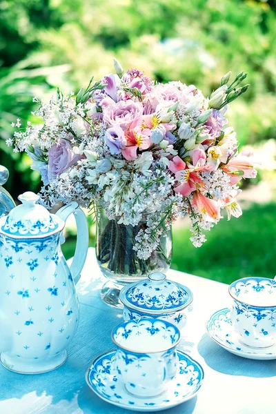 Outdoor Tuinmeubelen Instelling Met Witte Blauwe China Porselein Voor Afternoontea — Stockfoto