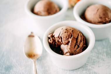 Karanlık çikolatalı dondurma dondurma tatlı lezzet ile üç kepçe 