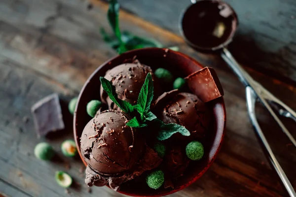 Tři Kopečky Tmavé Kakao Zmrzlinový Pohár Sypané Čokoláda Lístky Máty — Stock fotografie