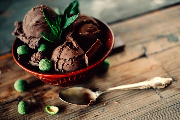 Tres Cucharadas Helado Cacao Oscuro Espolvoreado Con Chocolate Con Hojas — Foto de Stock