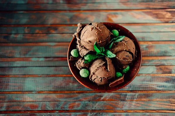 Tres Cucharadas Helado Cacao Oscuro Espolvoreado Con Chocolate Con Hojas — Foto de Stock