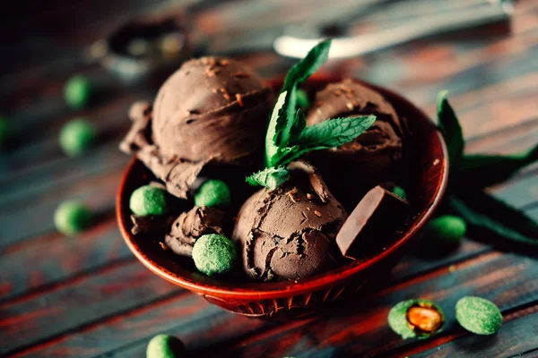 Tres Cucharadas Helado Cacao Oscuro Espolvoreado Con Chocolate Con Hojas —  Fotos de Stock