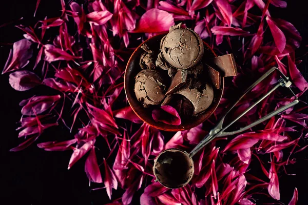 Tres Cucharadas Helado Chocolate Negro Con Sabor Floral Dulce Rodeado —  Fotos de Stock
