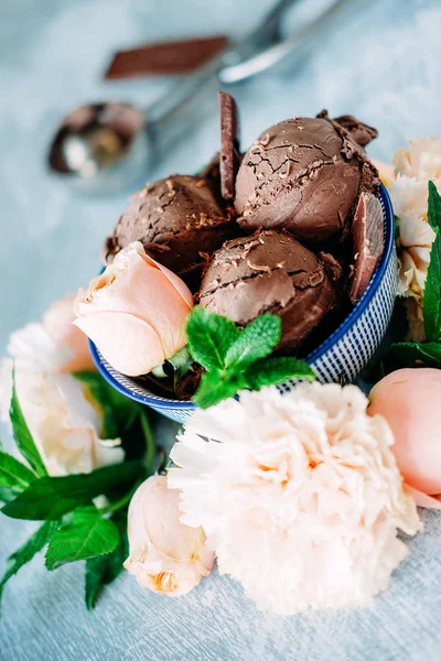 Tre Palline Gelato Cioccolato Fondente Con Dolce Sapore Floreale Circondate — Foto Stock