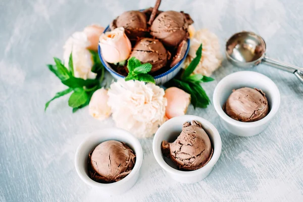 Tři Kopečky Tmavě Čokoládový Zmrzlinový Pohár Sladké Květinové Aroma Obklopené — Stock fotografie