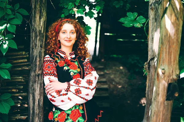 Junge Slawische Frau Traditioneller Bestickter Tracht Und Roten Schuhen Öffnet — Stockfoto
