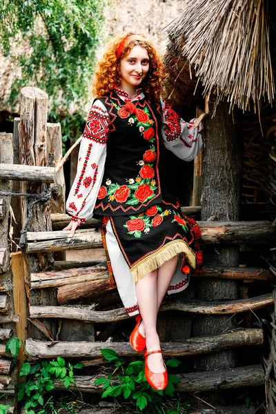 Jeune Femme Slave Costume Brodé Traditionnel Chaussures Rouges Assis Sur — Photo
