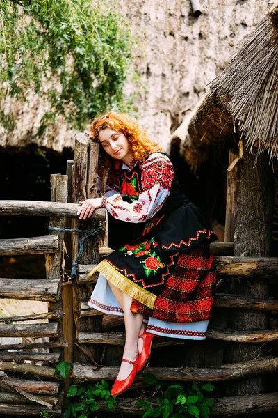 Jeune Femme Slave Costume Brodé Traditionnel Chaussures Rouges Assis Sur — Photo