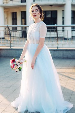 Gelin Gelinlik ve nehir kıyısında ayakta buket beutiful sunset portresi