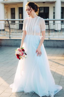 Gelin Gelinlik ve sokakta duran buket beutiful sunset portresi