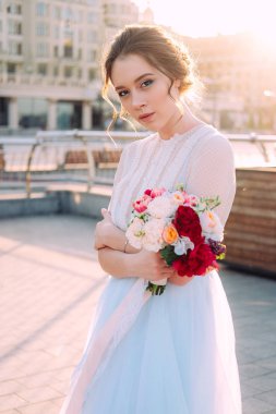 Gelin Gelinlik ve sokakta duran buket beutiful sunset portresi