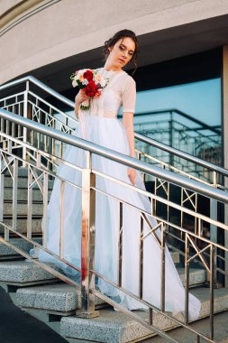 Gelin Gelinlik ve buket sokakta duran güzel günbatımı portresi