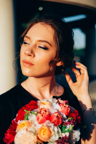 性感的年轻女子 美丽的妆和花束在户外阳光照射 订婚准备 — 图库照片