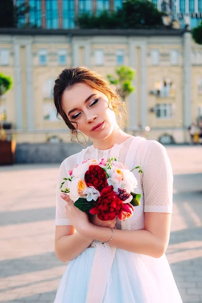 Belo Retrato Pôr Sol Noiva Vestido Noiva Buquê Rua — Fotografia de Stock