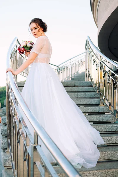 Wunderschönes Sonnenuntergang Porträt Der Braut Brautkleid Und Blumenstrauß Auf Der — Stockfoto