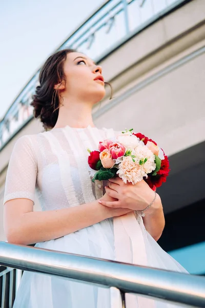 Schattige Jonge Bruid Met Bruids Boeket Gemaakt Van Pioenrozen Rozen — Stockfoto