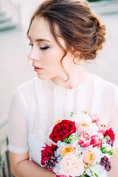 Чарівна Молода Наречена Весільним Букетом Півоній Троянд Квітів Фрезії Білому — стокове фото