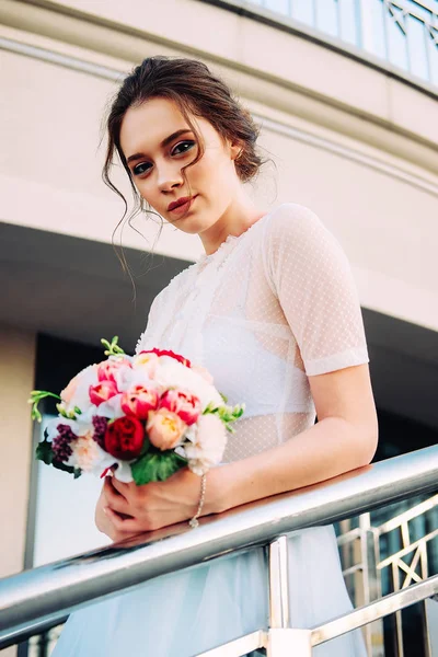 Adorável Jovem Noiva Com Buquê Noiva Feito Peônias Rosas Flores — Fotografia de Stock