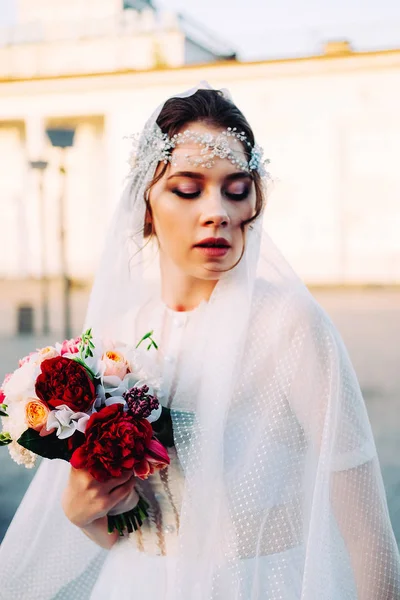 Wunderschöne Braut Östlichen Stil Mit Weißem Schleier Und Haarteil Die — Stockfoto