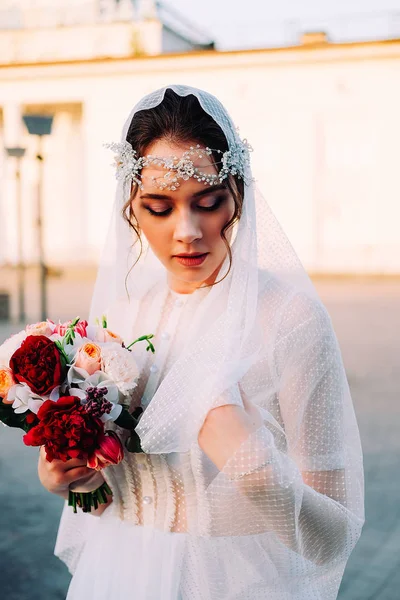 Wunderschöne Braut Östlichen Stil Mit Weißem Schleier Und Haarteil Die — Stockfoto